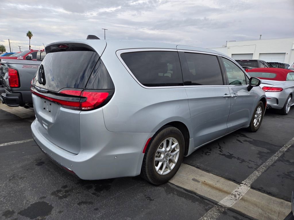 2023 Chrysler Pacifica Touring L photo 2