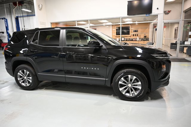 2026 Chevrolet Equinox photo 2