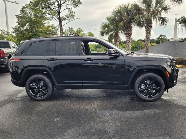 2025 Jeep Grand Cherokee Limited photo 2