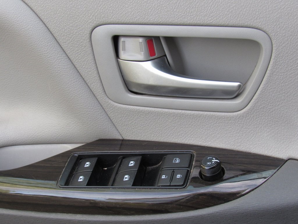 2018 Toyota Sienna XLE photo 37
