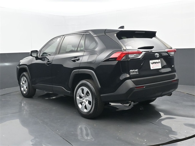 2022 Toyota RAV4 LE photo 2