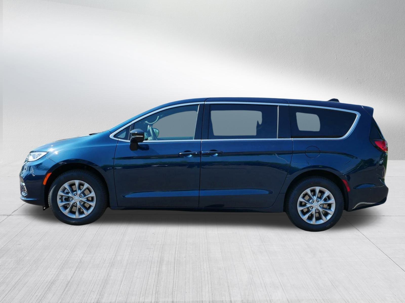 2025 Chrysler Pacifica photo 3