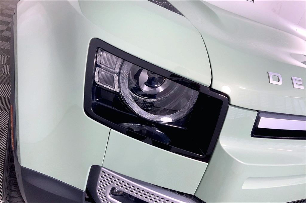 2023 Land Rover Defender 110 photo 26