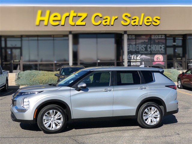 2025 Mitsubishi Outlander ES's photo