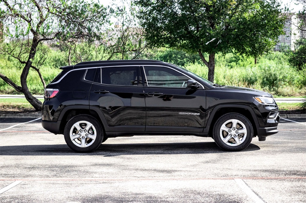 2024 Jeep Compass Latitude photo 3