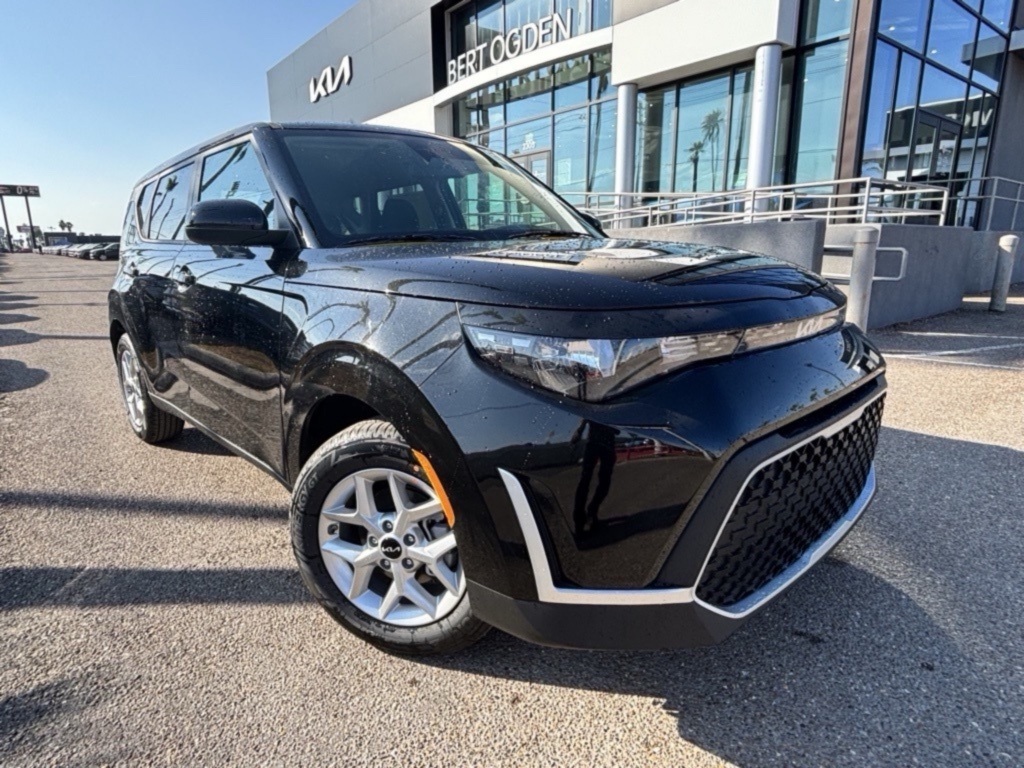 2025 Kia Soul LX's photo