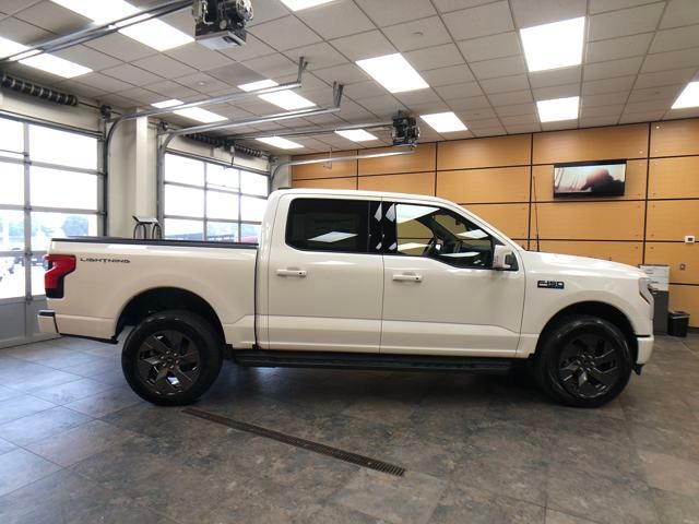 2025 Ford F-150 Lightning Lariat photo 9