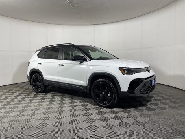 2025 Volkswagen Taos SE photo 2