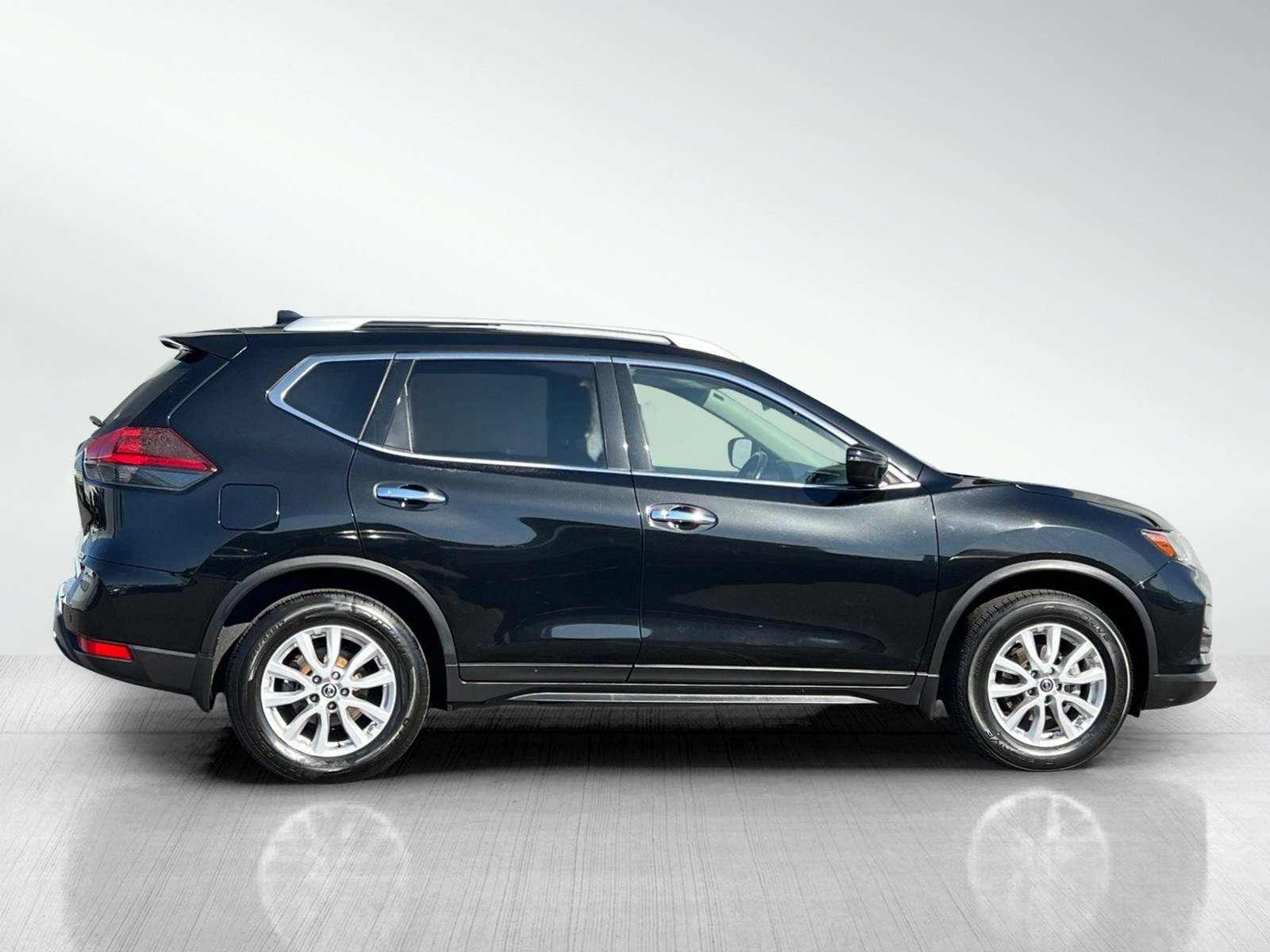 2020 Nissan Rogue SV photo 2