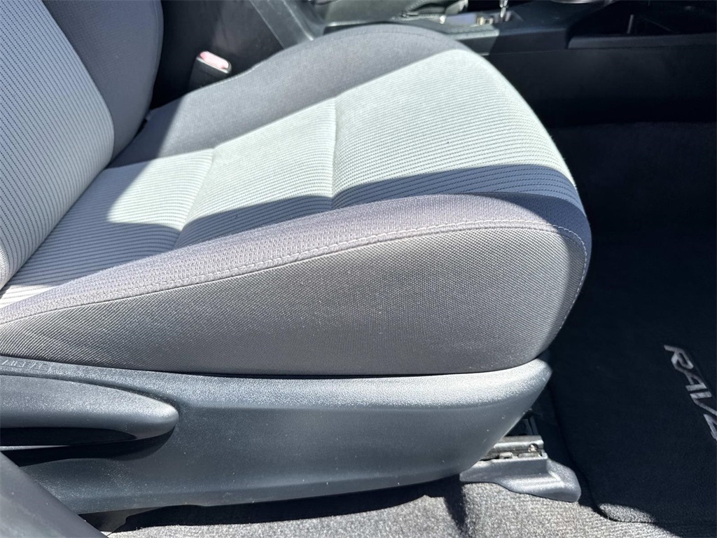 2015 Toyota RAV4 XLE photo 9
