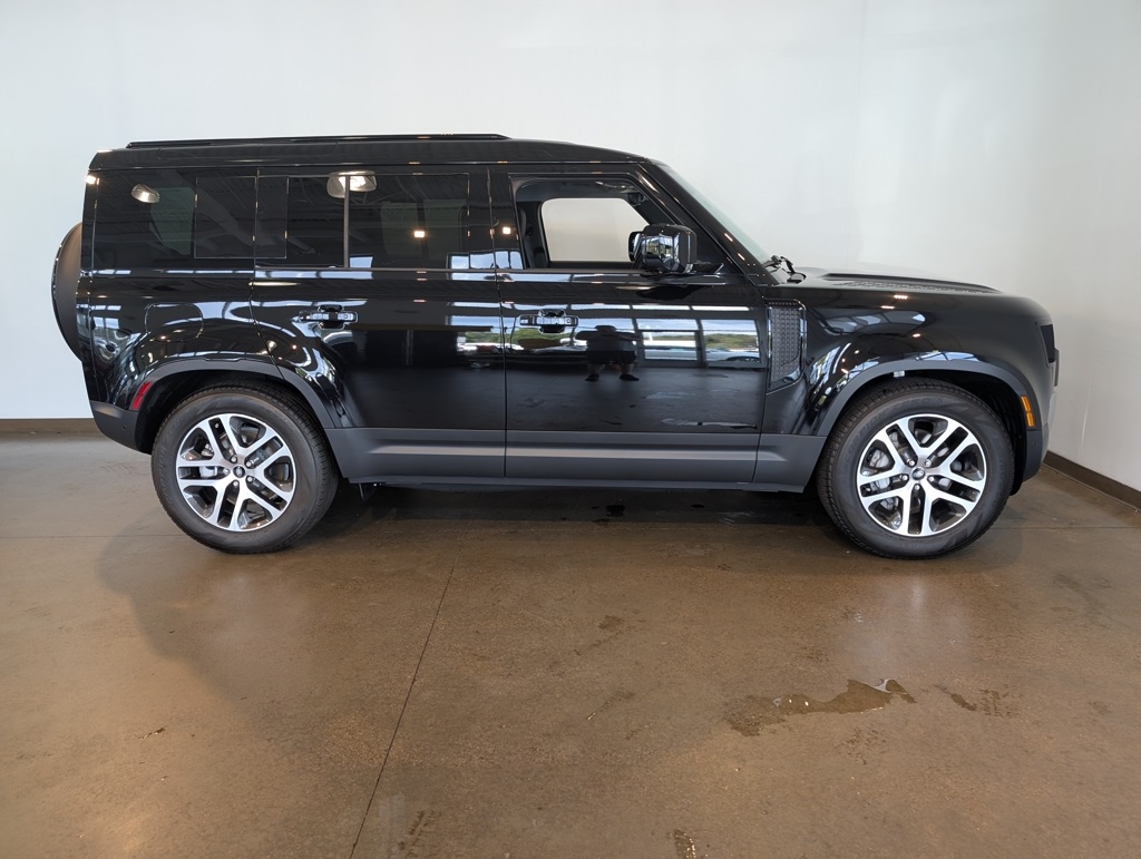 2025 Land Rover Defender 110 S photo 5