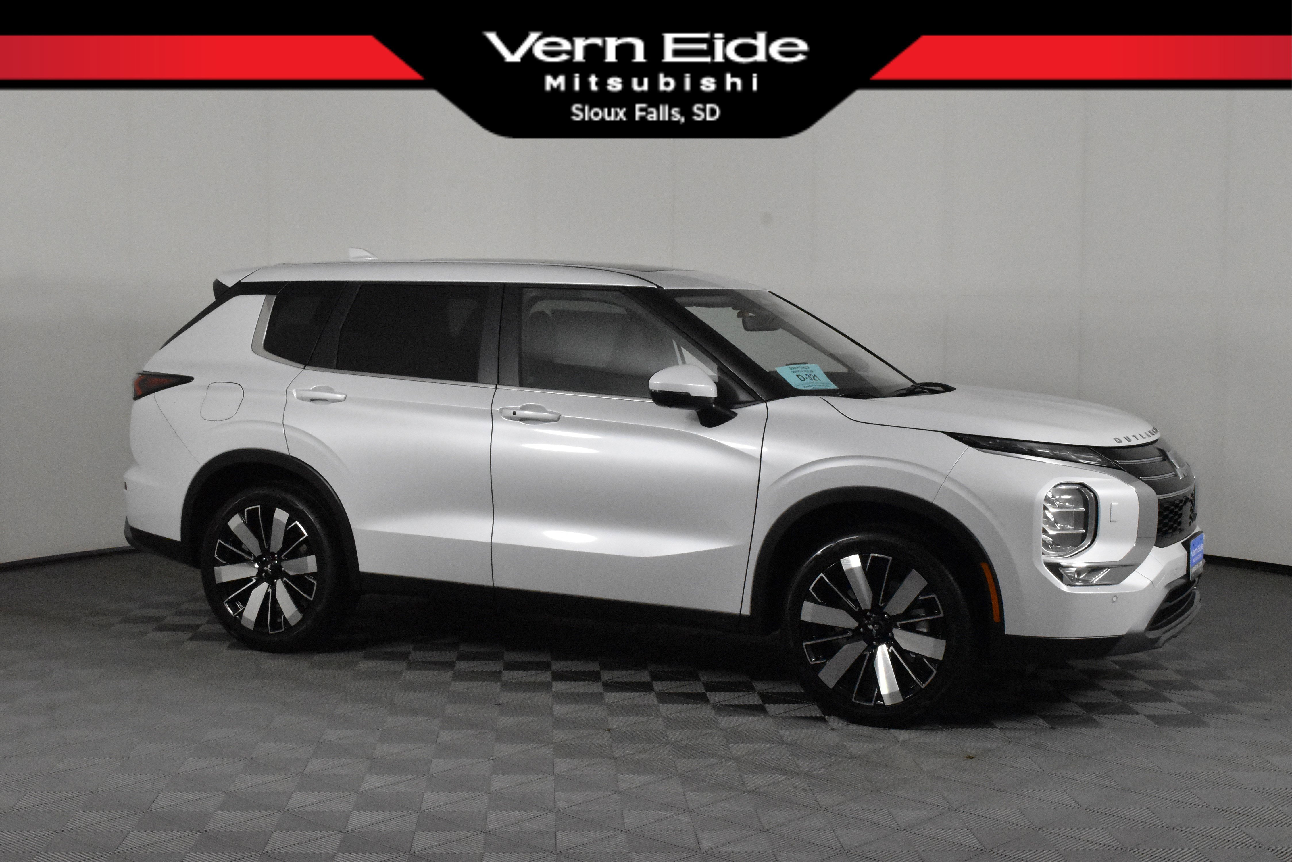 2025 Mitsubishi Outlander SE's photo