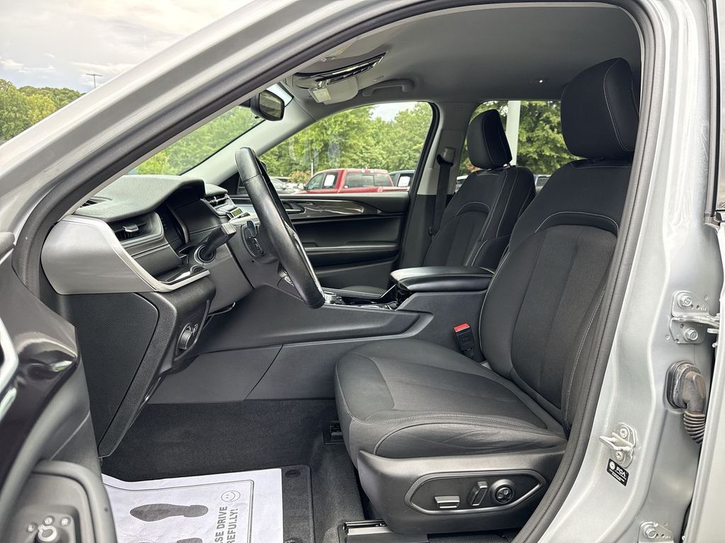 2021 Jeep Grand Cherokee Laredo photo 10