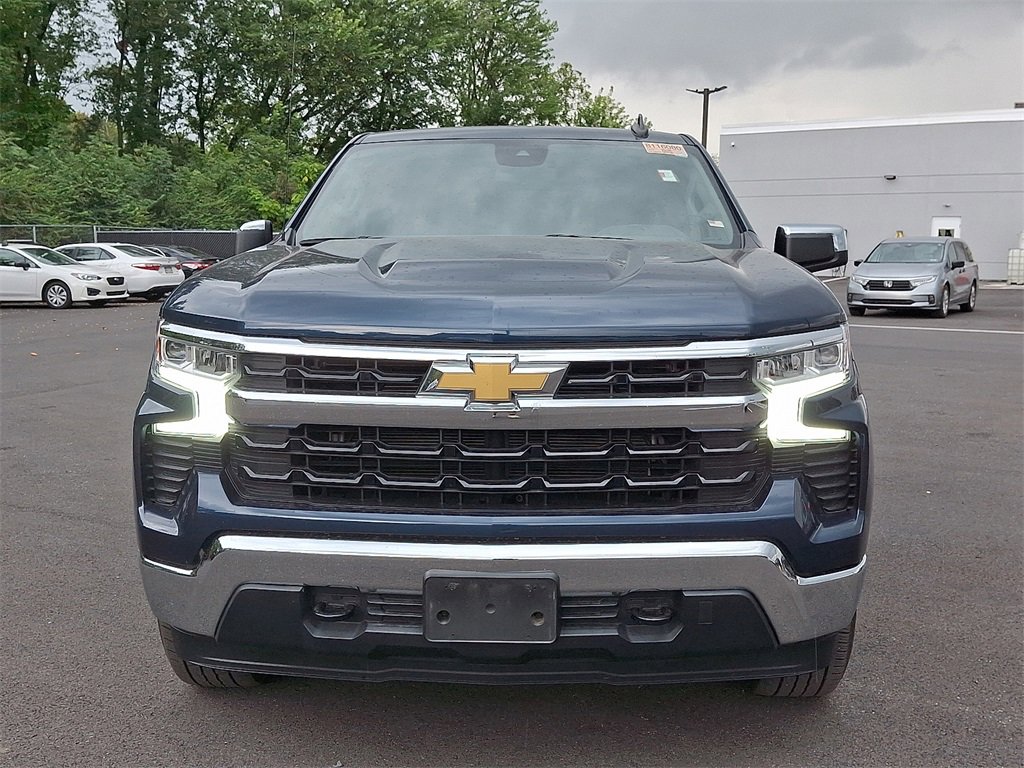 2022 Chevrolet Silverado 1500 LT photo 2