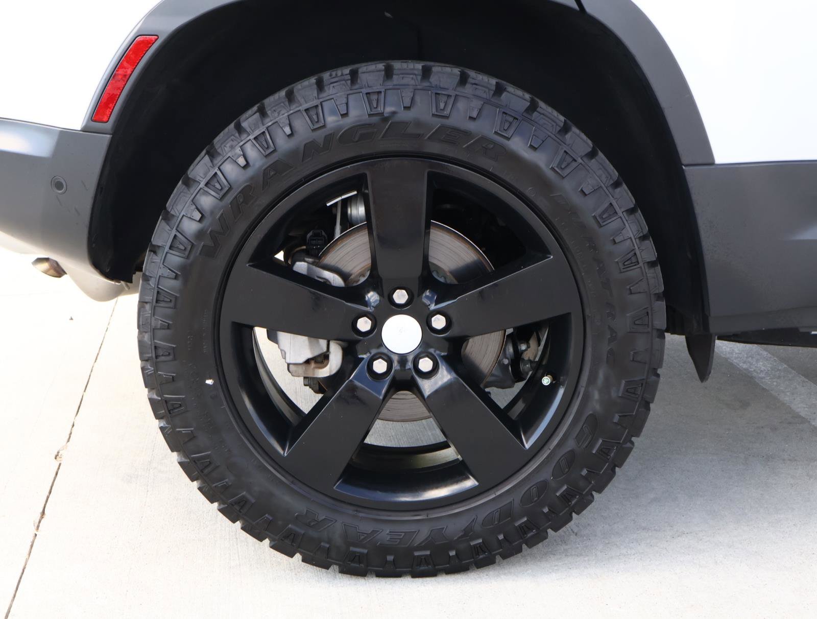 2023 Land Rover Defender S photo 8
