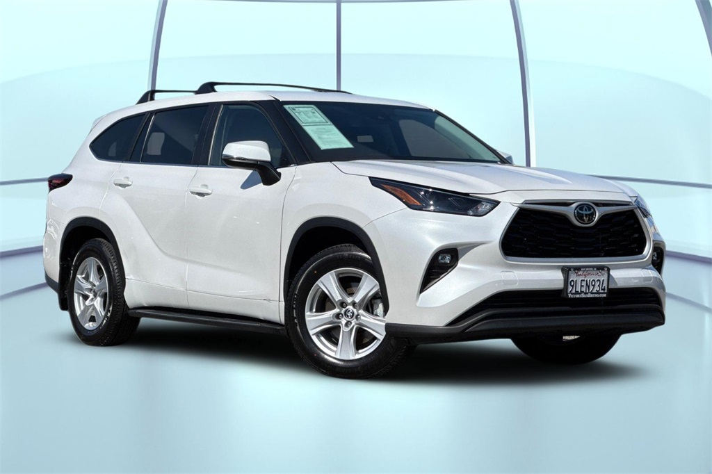 2024 Toyota Highlander LE photo 2