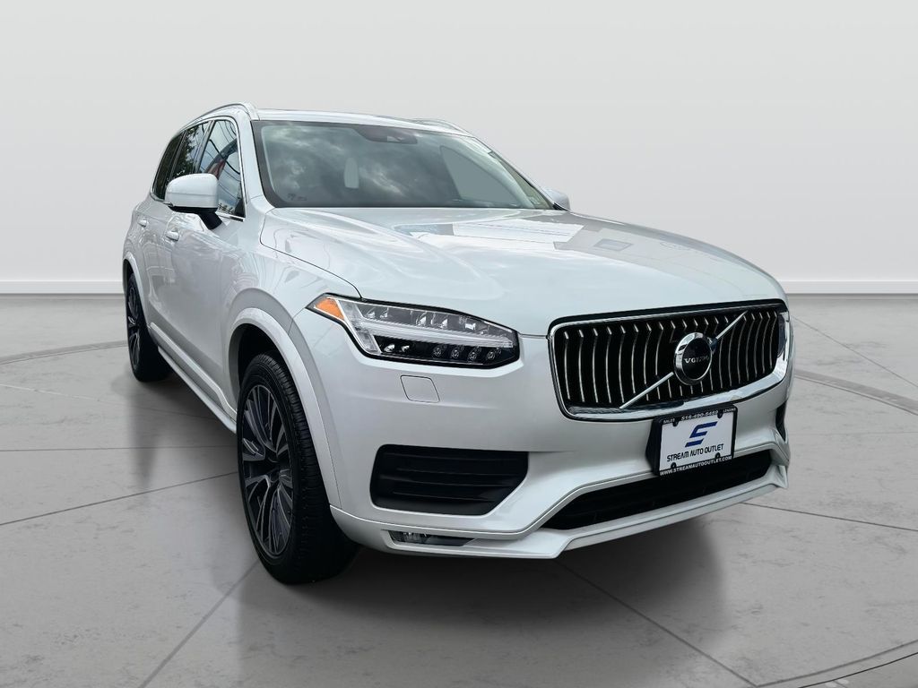 2022 Volvo XC90 Momentum's photo