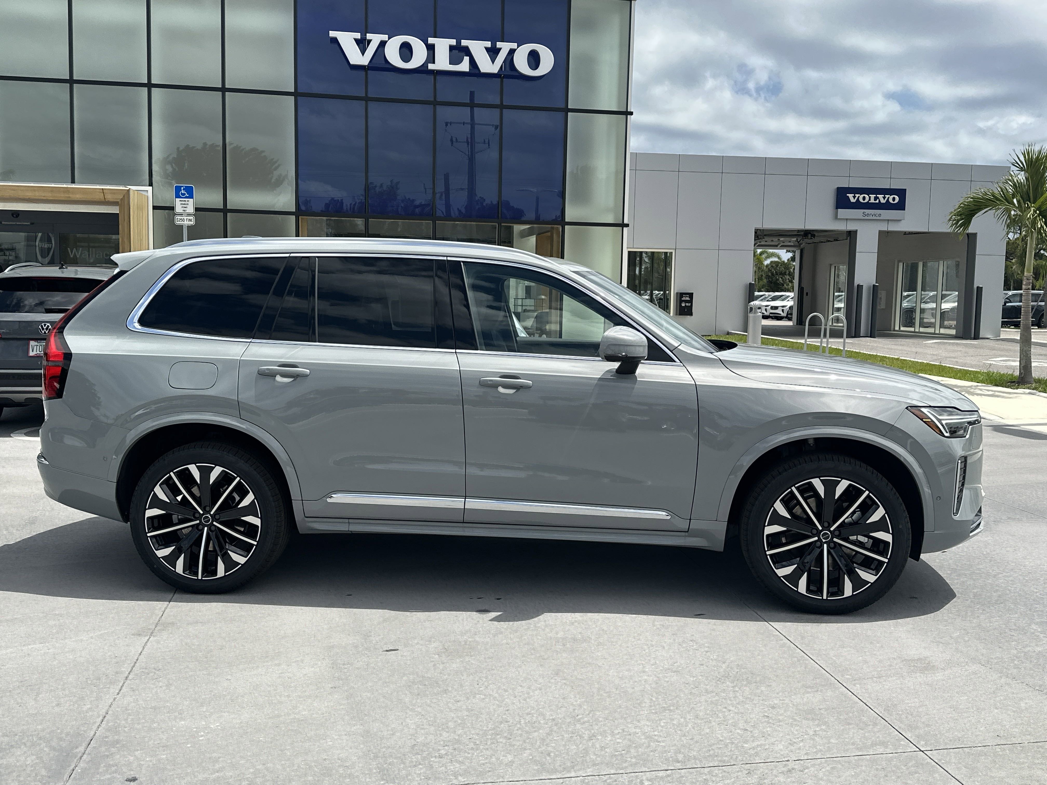 2025 Volvo XC90 Plus photo 4
