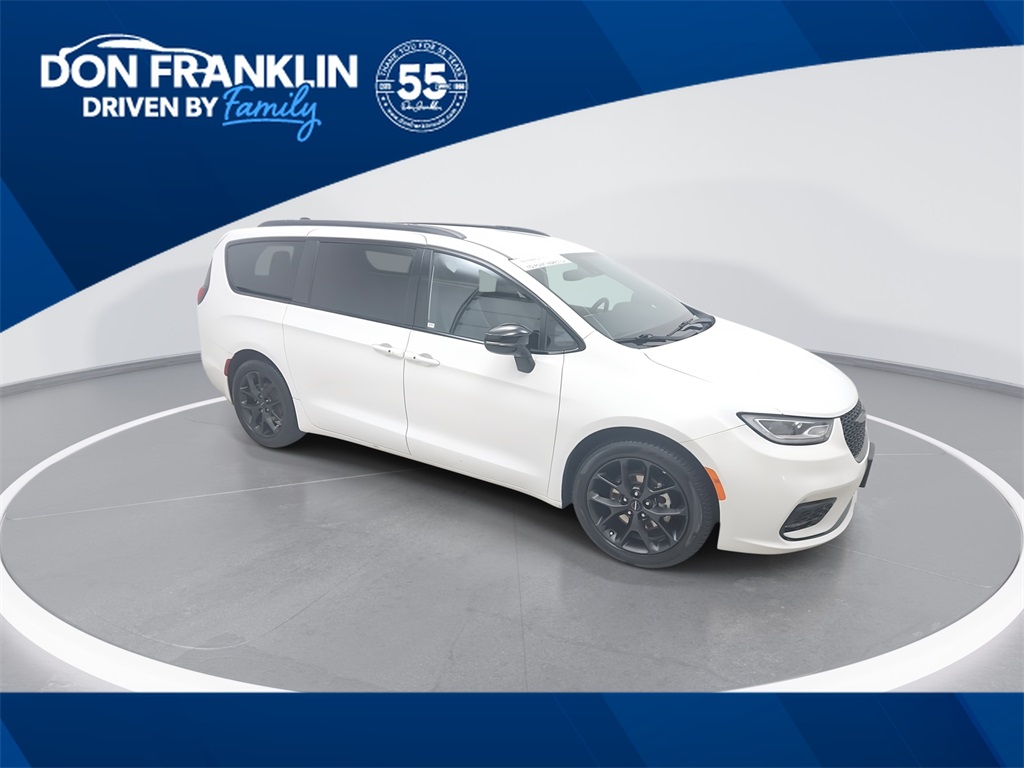 2024 Chrysler Pacifica Touring L's photo