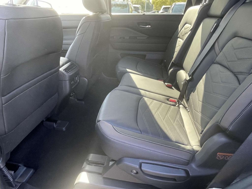 2025 Nissan Pathfinder Platinum photo 12