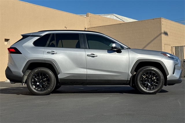 2022 Toyota RAV4 XLE photo 2