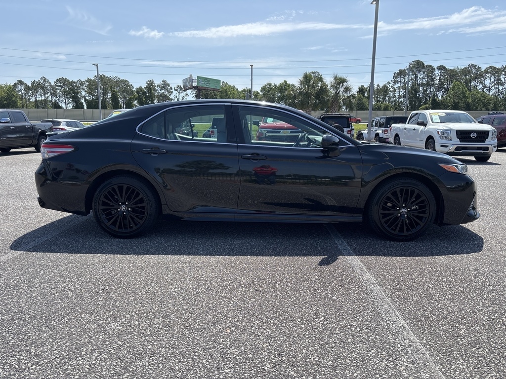 2018 Toyota Camry SE photo 6