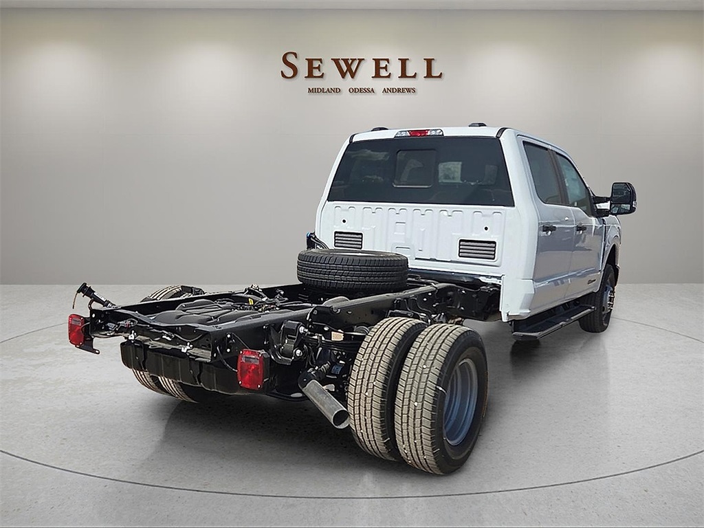 2026 Ford F-350 Super Duty Chassis Cab XL's photo