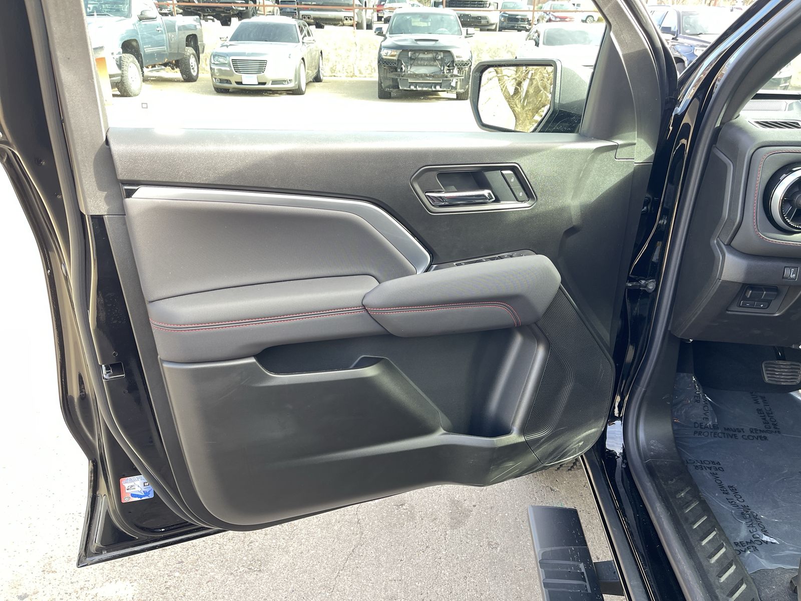 2025 Chevrolet Colorado Z71 photo 2