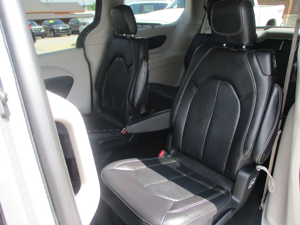 2022 Chrysler Pacifica Touring L photo 16