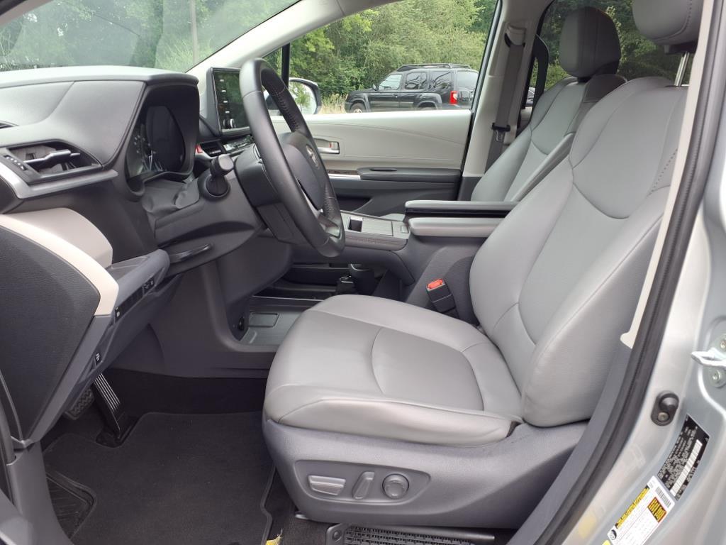 2021 Toyota Sienna XLE photo 3