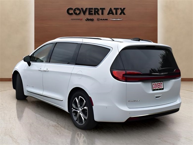 2025 Chrysler Pacifica Pinnacle photo 3