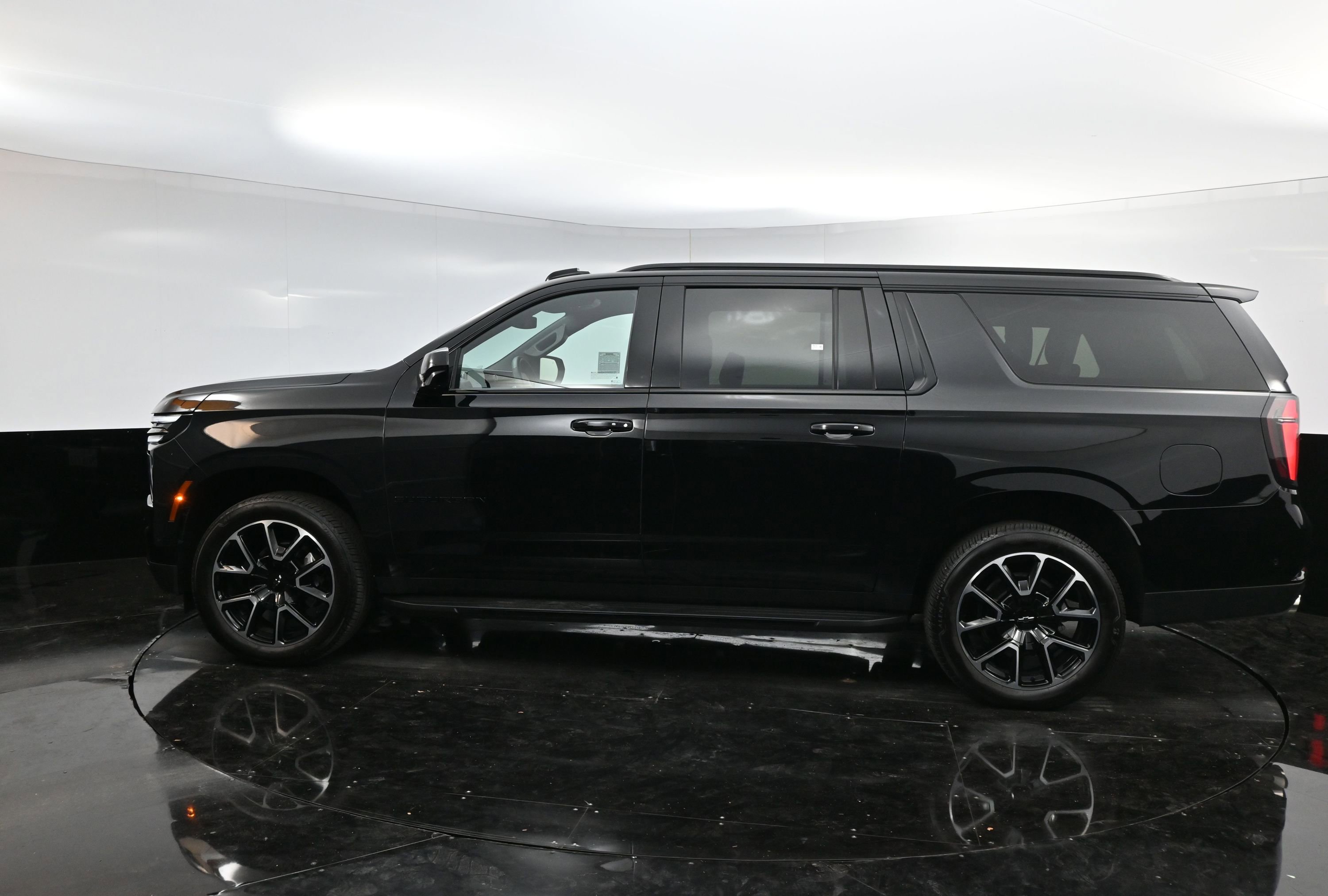 2025 Chevrolet Suburban RST photo 4