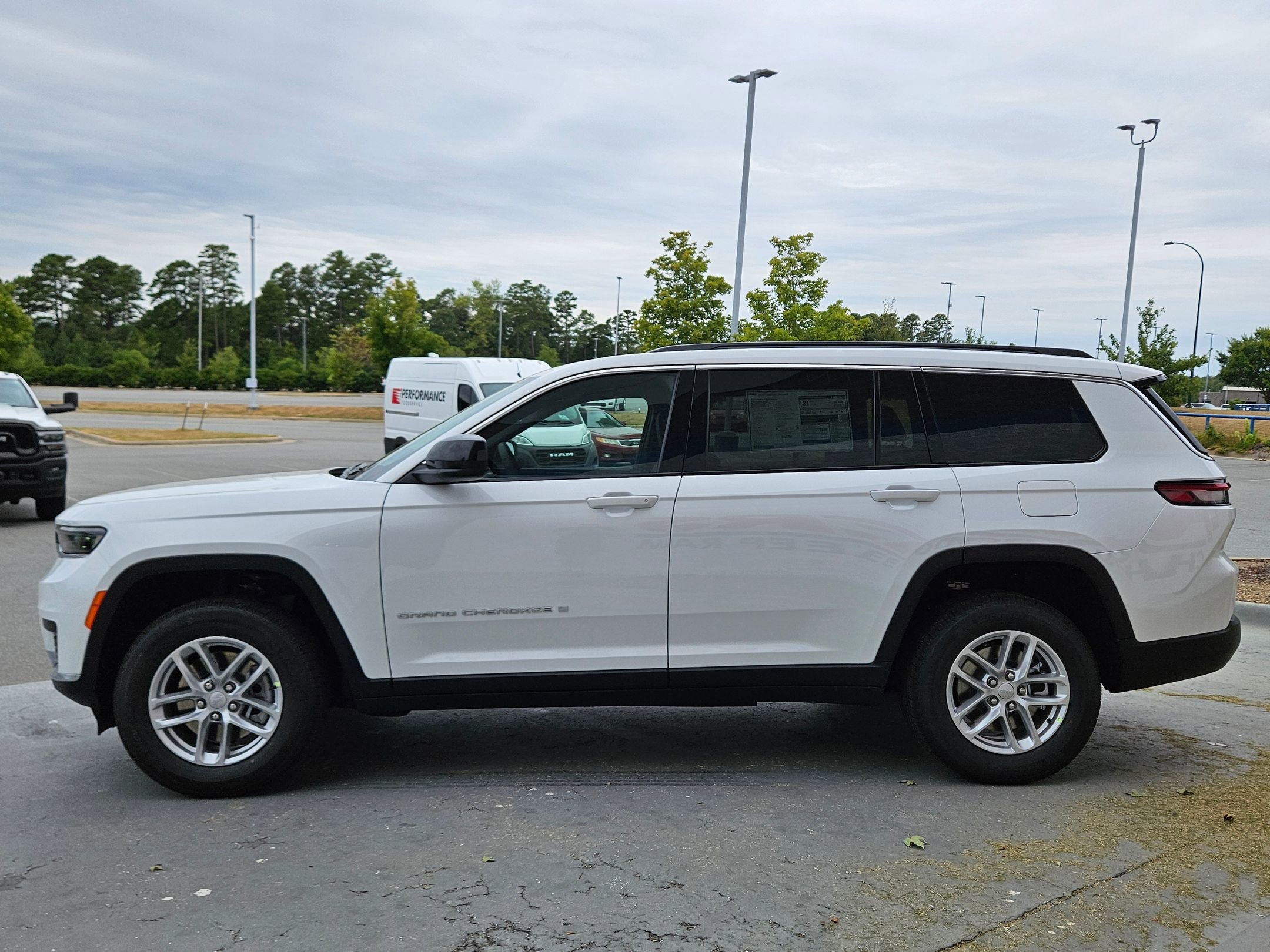 2025 Jeep Grand Cherokee Laredo Altitude photo 4