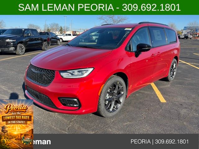 2026 Chrysler Pacifica Select's photo