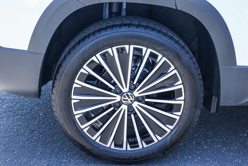 2025 Volkswagen Taos SE photo 3