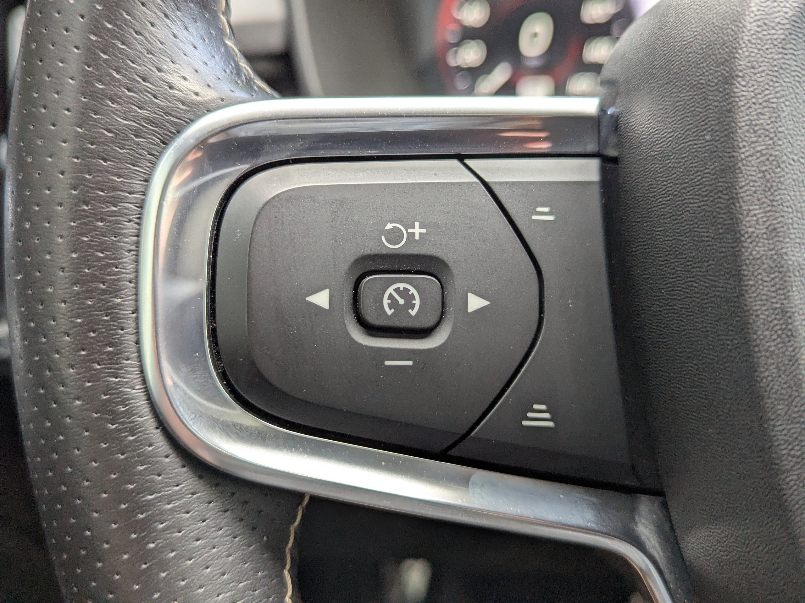 2021 Volvo XC40 R-Design photo 26