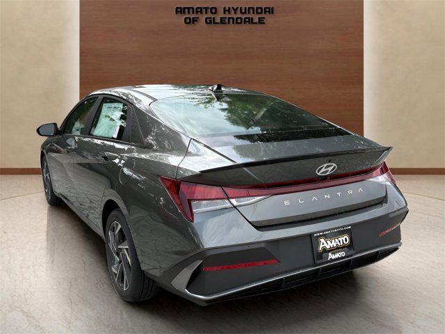 2025 Hyundai Elantra SEL Sport photo 3
