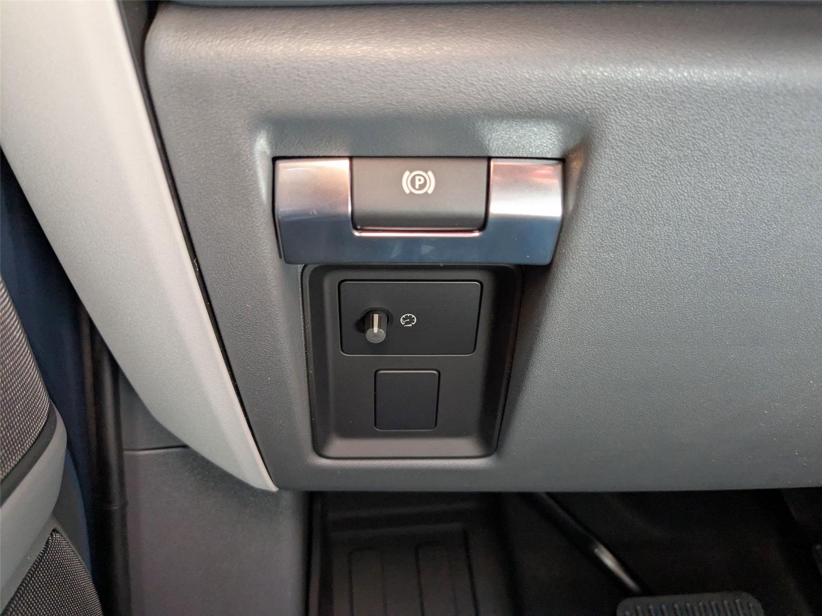 2025 Land Rover Defender 110 S photo 16