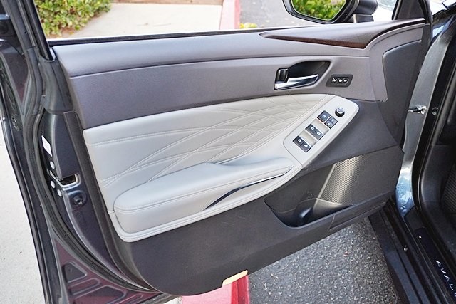 Used 2019 Gray Toyota XLE image 21