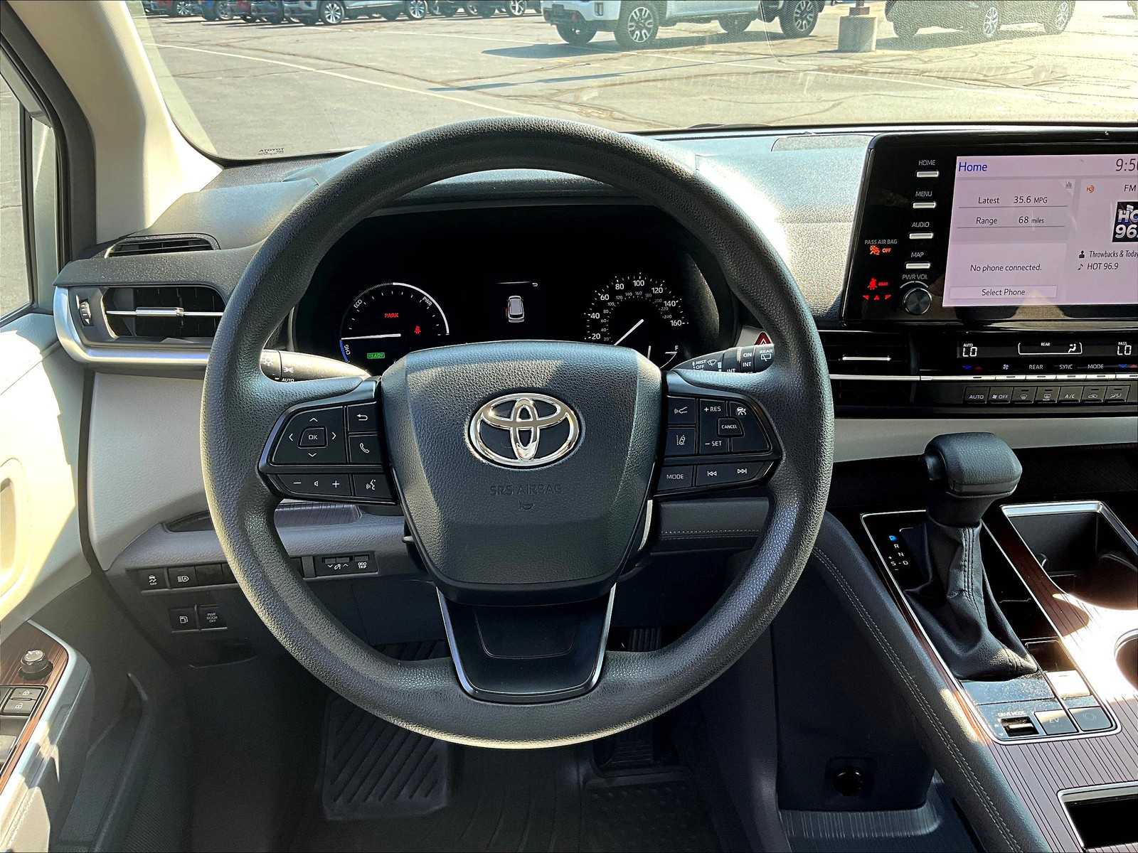 2023 Toyota Sienna LE photo 17