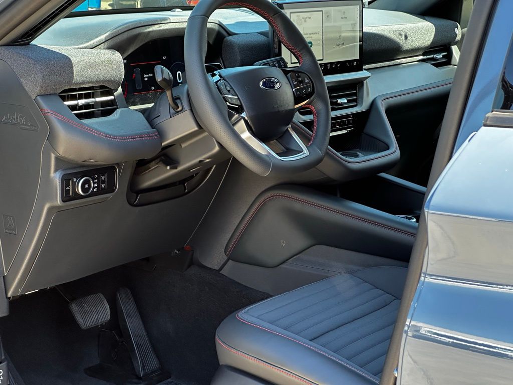 2025 Ford Explorer ST-Line photo 7
