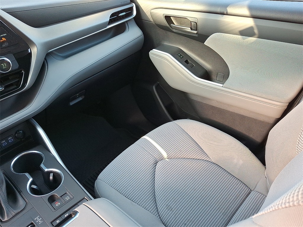 2022 Toyota Highlander Hybrid LE photo 13