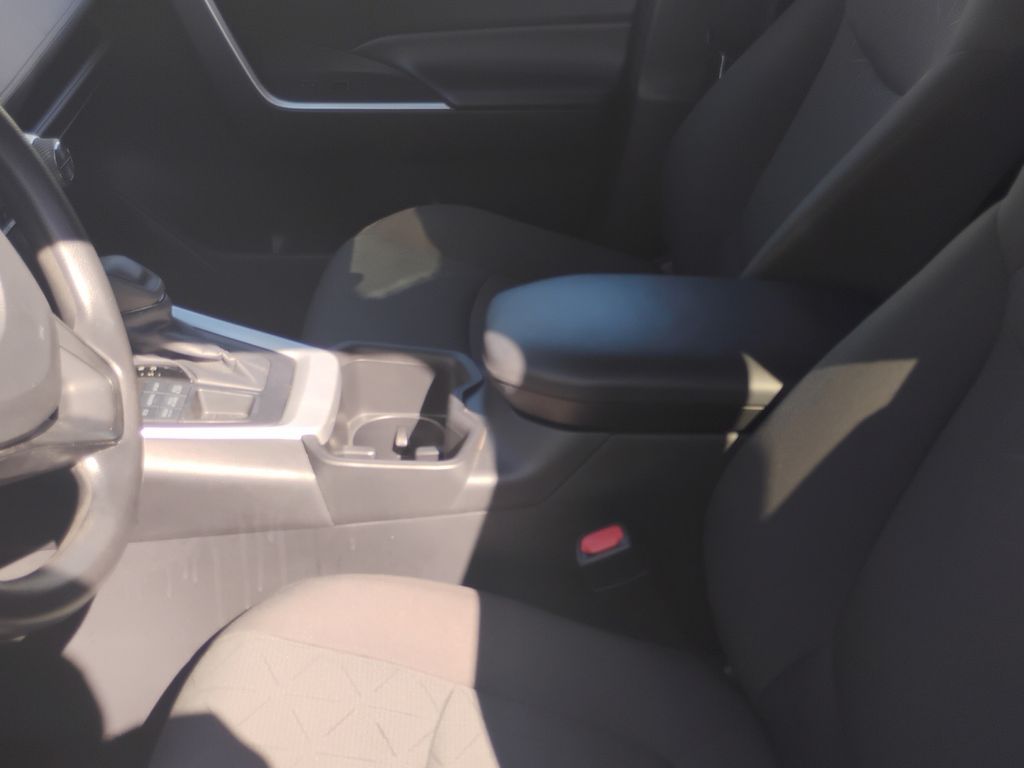 2024 Toyota RAV4 XLE photo 7