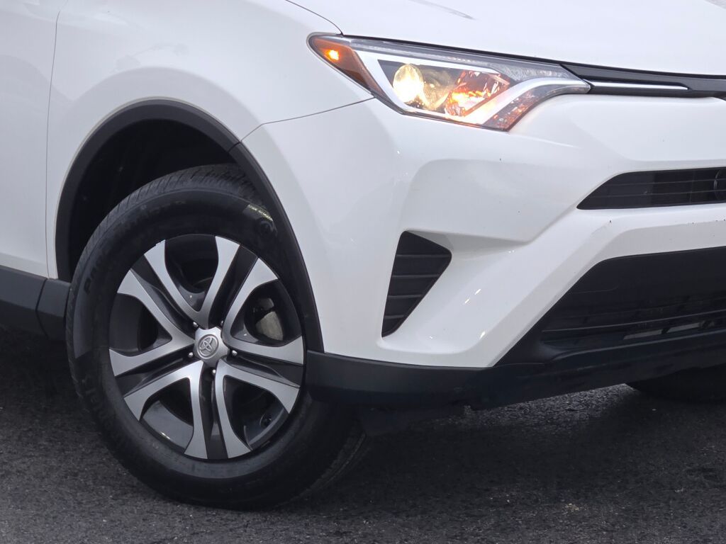 2018 Toyota RAV4 LE photo 3