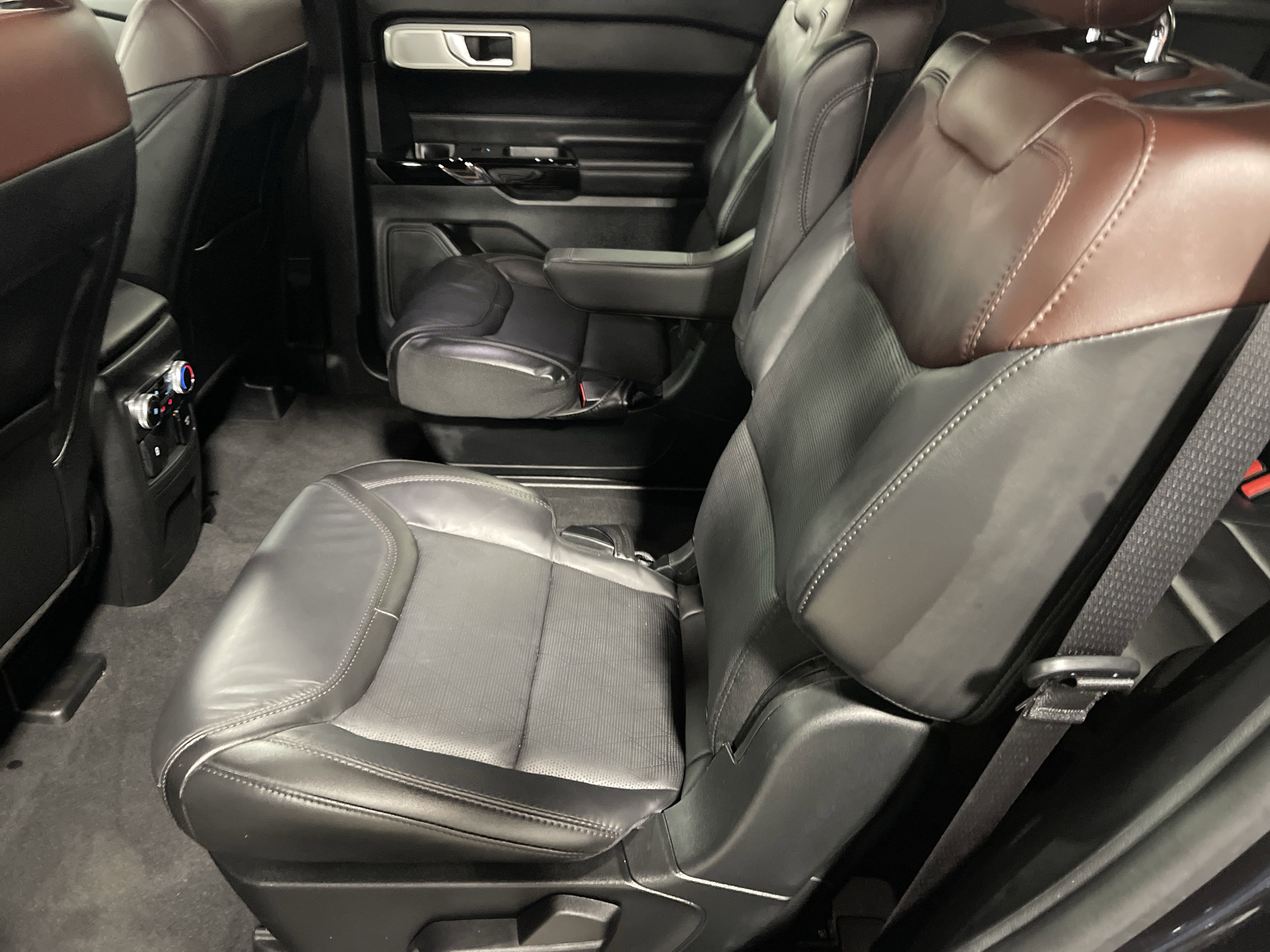 2022 Ford Explorer Platinum photo 2