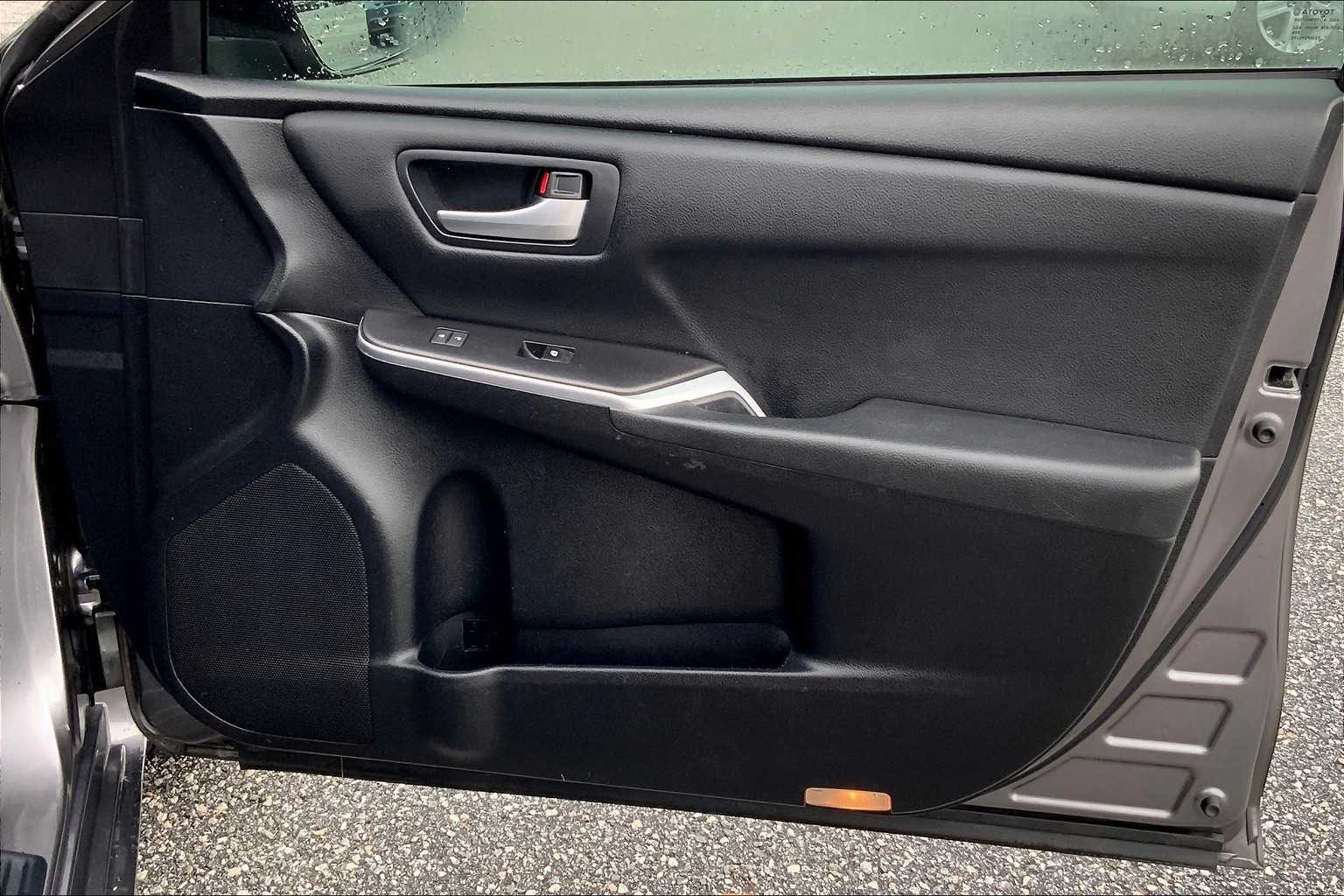 2015 Toyota Camry SE photo 20