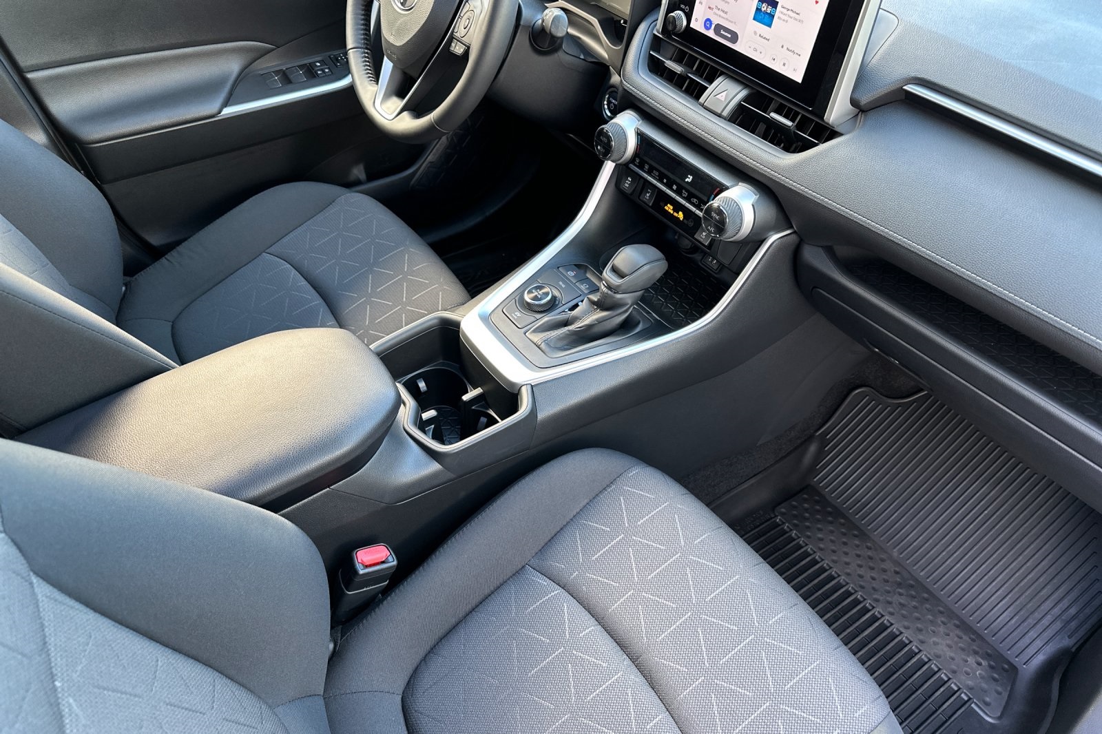 2023 Toyota RAV4 Hybrid XLE photo 15