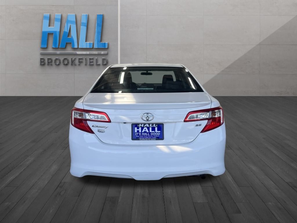 2014 Toyota Camry SE photo 4