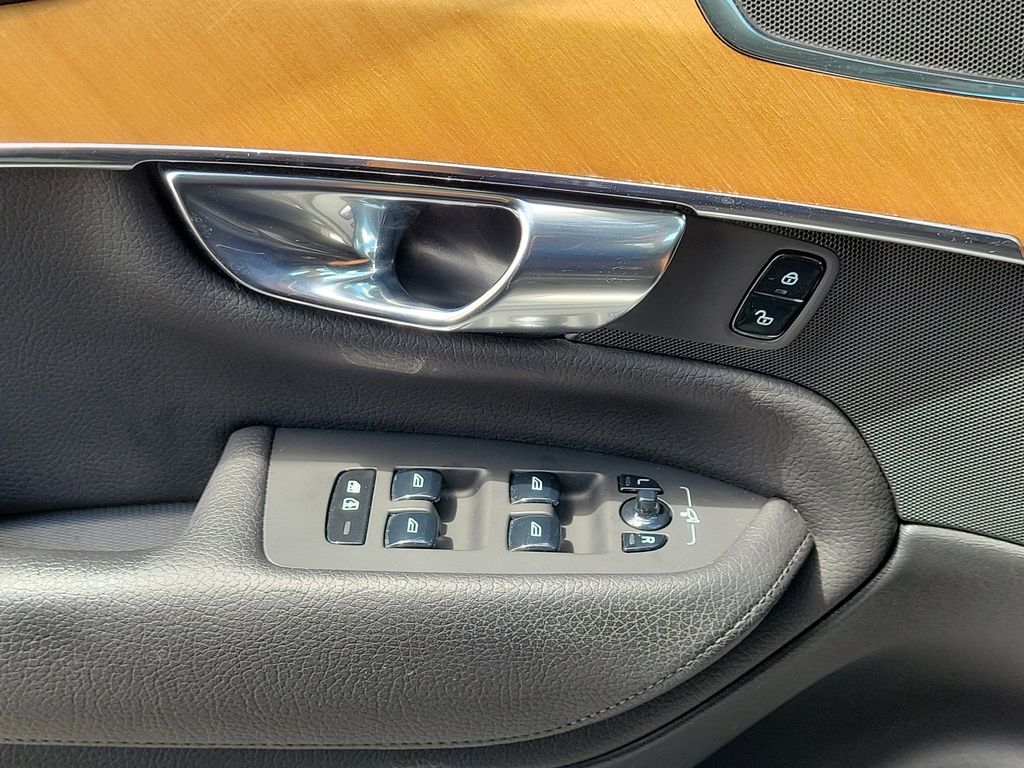 2021 Volvo XC90 T6 Momentum photo 27