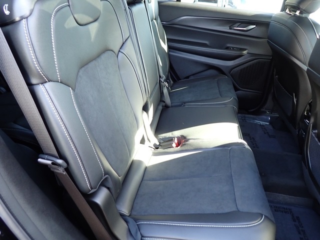 2025 Jeep Grand Cherokee Altitude photo 11